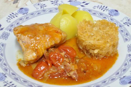 Jak uvařit dušené kuře s rajčaty a zelím ? Snadné recept, připravený za 30 - 45 minut